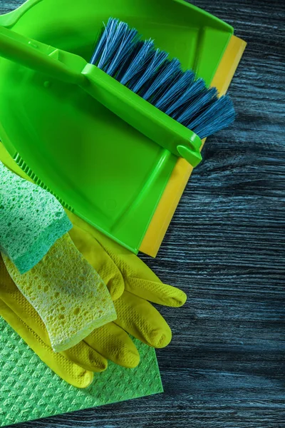 Dustpan Esponjas Vassoura Luvas Proteção Washcloth Placa Madeira — Fotografia de Stock