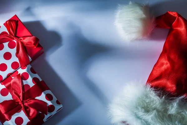 Red Santa Cap Packed Gift Box White Background — Stock Photo, Image