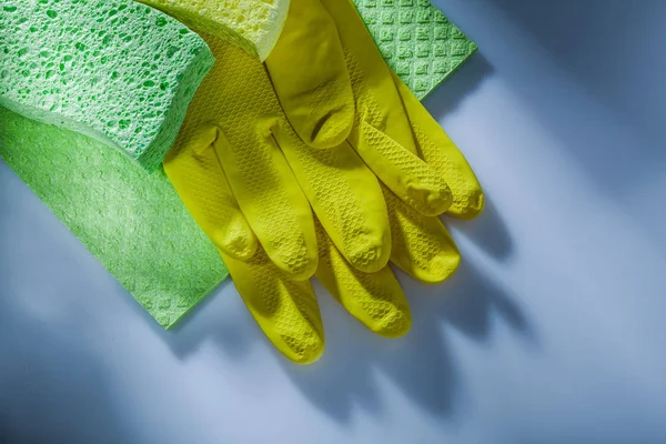 Keuken Afwassen Doek Beschermende Handschoenen Sponzen Witte Ondergrond — Stockfoto