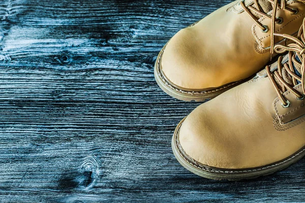 Par Botas Protectoras Sobre Tabla Madera — Foto de Stock