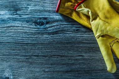 Çift ahşap tahta üzerinde koruyucu eldiven.