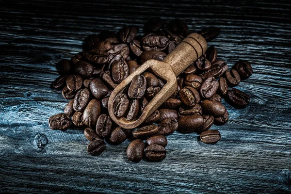 Granos Café Integrales Cucharada Sobre Tabla Madera —  Fotos de Stock