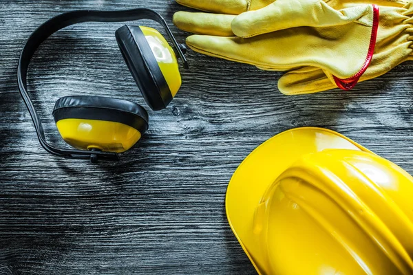 Oorkappen Beschermende Handschoenen Harde Hoed Houten Plank — Stockfoto