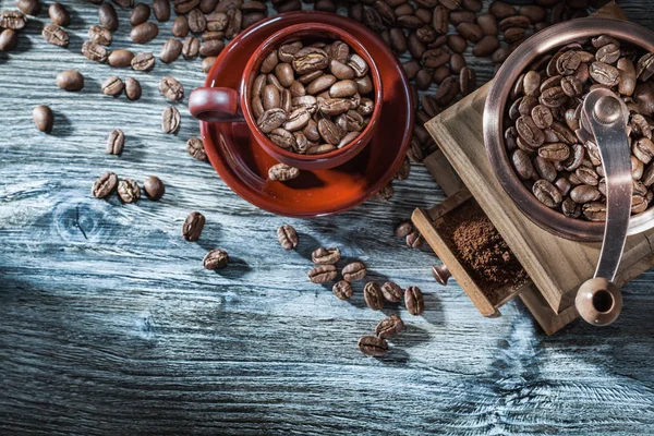 Szemes Kávé Mill Csésze Alj Fából Készült Táblán — Stock Fotó