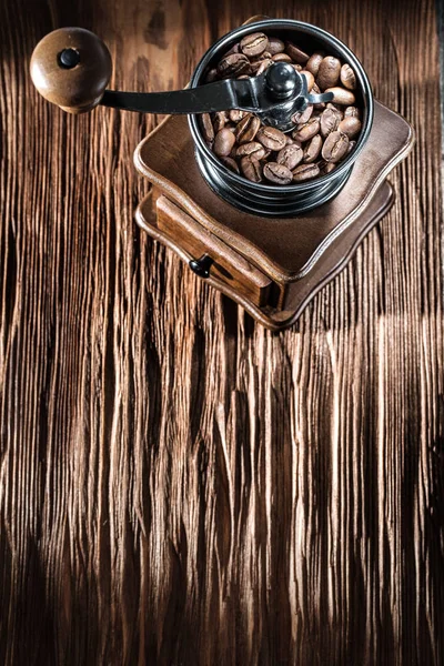 在老式木板上的咖啡机天然作物 — 图库照片