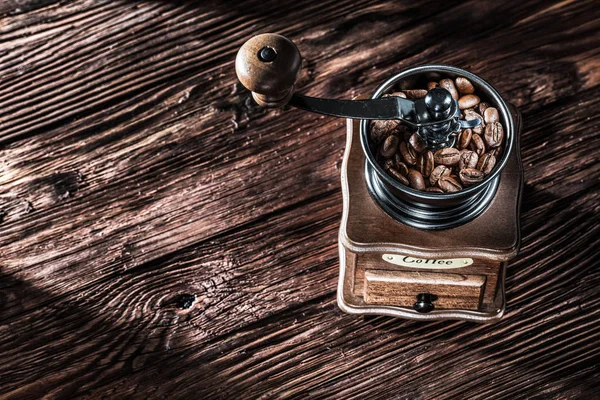 Kaffeemühle Geröstete Körner Auf Alten Holzbrettern — Stockfoto