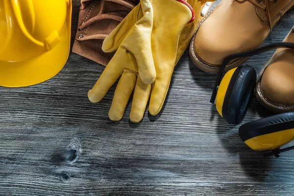 Lederen Beschermende Handschoenen Glb Laarzen Gereedschap Riem Oorkappen Houten Plank — Stockfoto