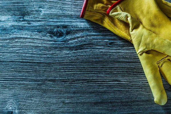 Par Guantes Protectores Sobre Tabla Madera — Foto de Stock