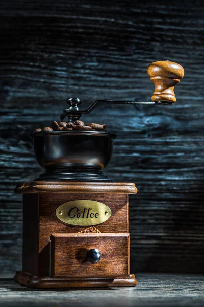 Kahve Öğütücü Ile Fasulye Vintage Ahşap Üzerine Yakın Çekim — Stok fotoğraf