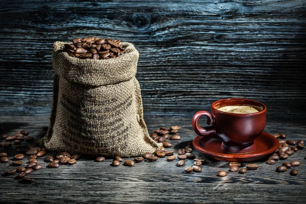 Kaffee Tasse Und Vintage Sack Mit Bohnen — Stockfoto