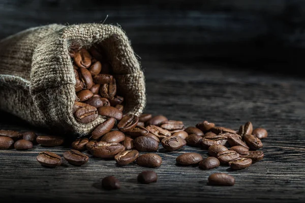 Primer Plano Ver Granos Café Dispersos Desde Saco —  Fotos de Stock