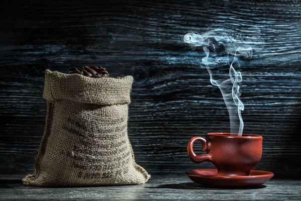 Kaffeetasse Mit Dampf Und Sack Bohnen — Stockfoto