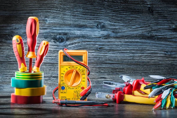 Composizione Utensili Elettrici Cacciaviti Multimetro Pinze Fili Legno Grigio — Foto Stock