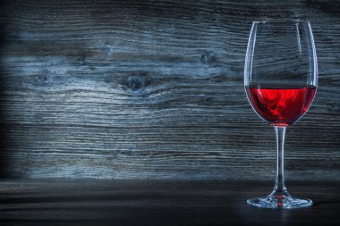 halfline bardağı vintage ahşap üzerine kırmızı şarap ile