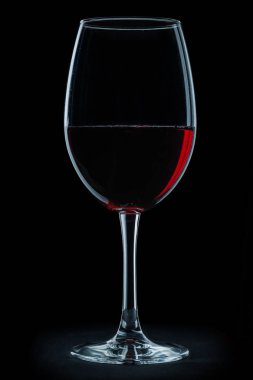 siyah arka plan üzerine izole kırmızı şarap cam