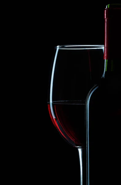 Botella Vino Con Vino Tinto Cerca Sobre Fondo Blanco —  Fotos de Stock