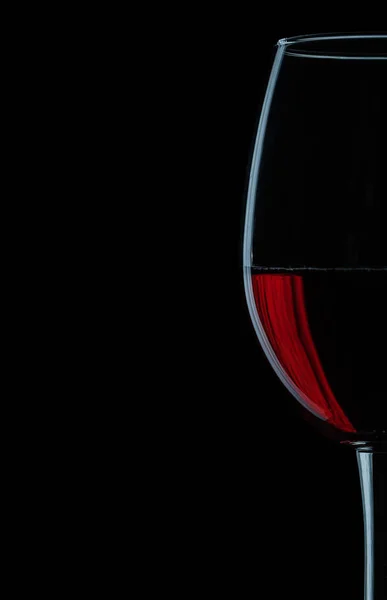 Muito Close Vista Vinho Com Vinho Tinto Sobre Fundo Preto — Fotografia de Stock