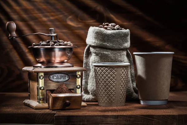 Antika Ahşap Kahve Değirmeni Çuval Kağıt Bardak — Stok fotoğraf