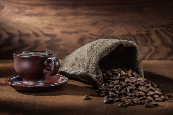 Braune Kaffeetasse Und Beutel Mit Bohnen — Stockfoto