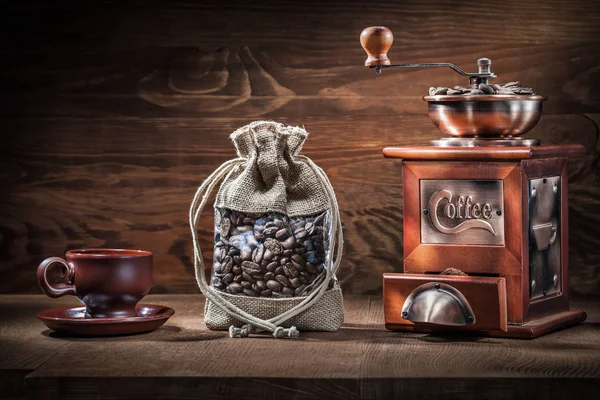 Kaffeemühlen Säckchen Mit Bohnen Und Tasse — Stockfoto