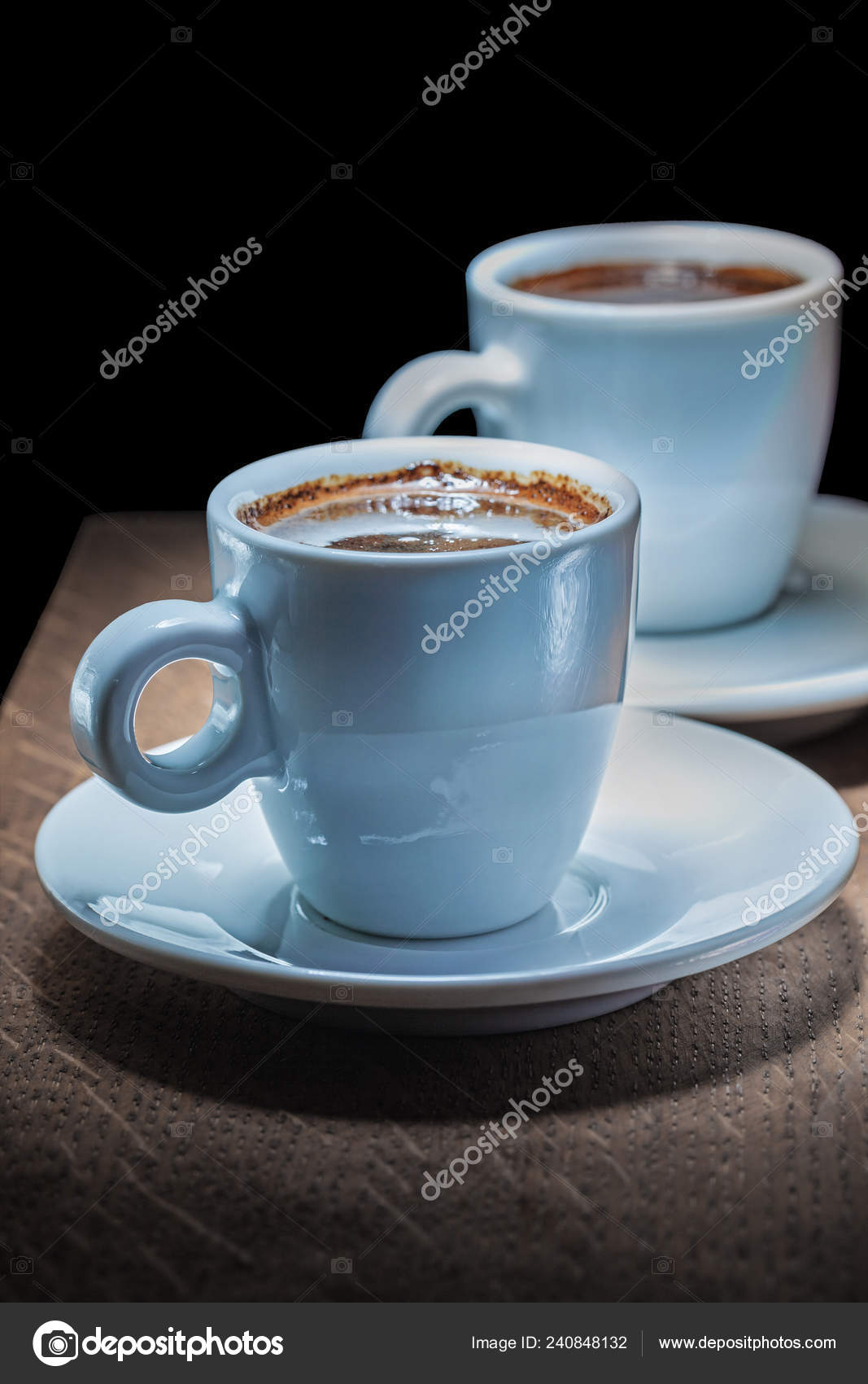 Zwei Kaffeetassen Mit Espresso Auf Vintage Holzplatte Stockfoto C Mihalec