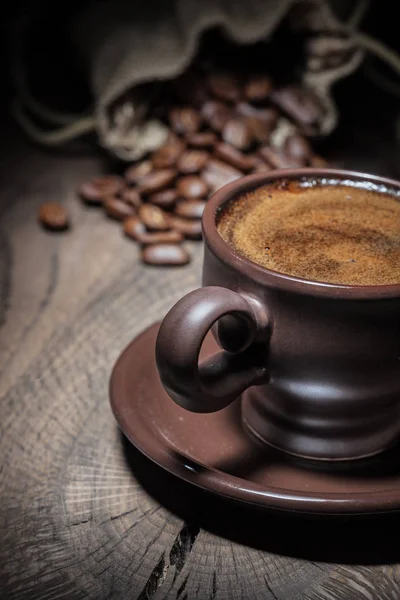 关闭查看意式浓缩咖啡在粘土咖啡杯和袋与豆类 — 图库照片