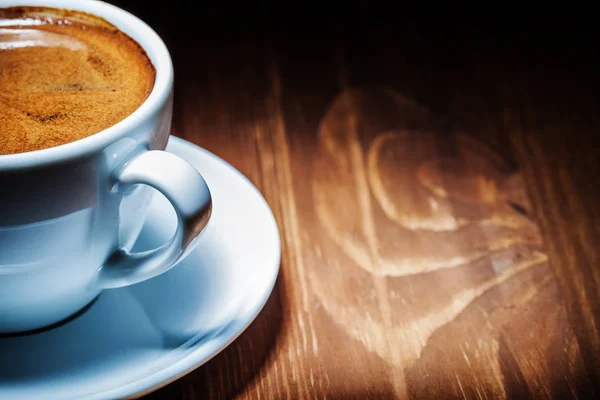 非常接近的看法白色咖啡杯与浓缩咖啡 — 图库照片