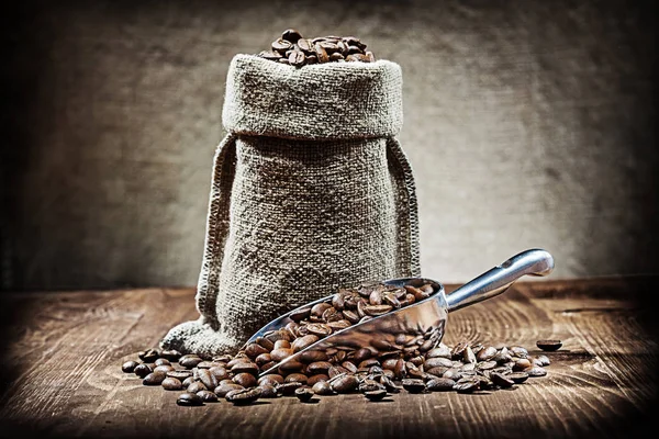 Cuillère Sac Avec Des Grains Café Sur Une Table Bois — Photo