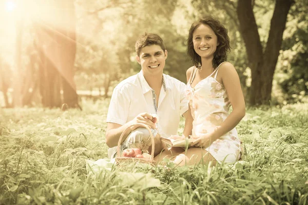 Mooie Paar Zitten Het Gras Zoek Naar Camera Glimlachen — Stockfoto