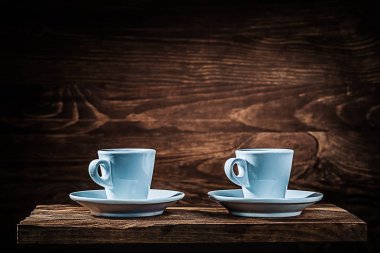 iki küçük kahve fincanı vintage ahşap tahta üzerinde beyaz