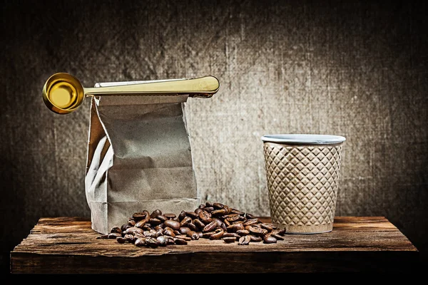 Papiertüte Mit Löffel Und Tasse Kaffeebohnen — Stockfoto