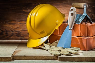 tuğla kask eldiven ve malalar vintage ahşap üzerine