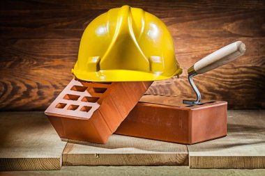 tuğla mala ve kask vintage ahşap üzerine