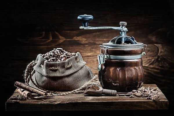 Molino de café y saco con frijoles en madera vintage —  Fotos de Stock