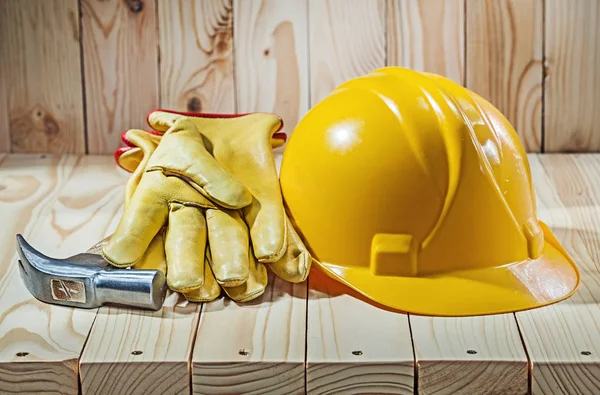 Herramientas de trabajo guantes casco y martillo garra — Foto de Stock