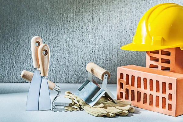 Putzzusammensetzung Ziegel Helm Handschuhe Kellen auf Beton — Stockfoto