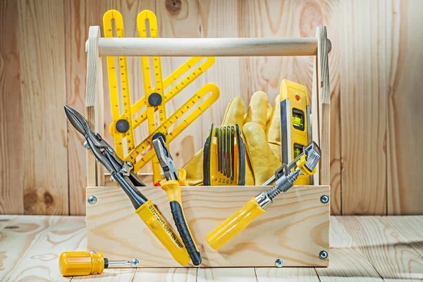 Herramientas de construcción en caja de herramientas de madera sobre fondo de madera — Foto de Stock