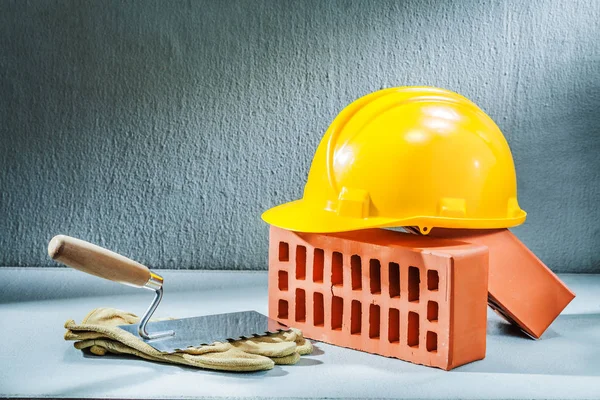 Ziegel Helmhandschuhe und Kelle auf Beton — Stockfoto