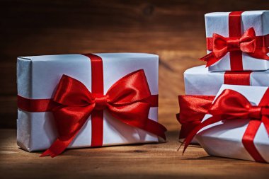 kırmızı kurdele ile bakış beyaz giftboxes kadar kapatın