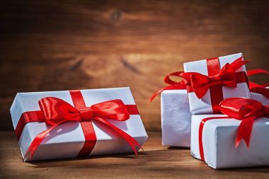 Kırmızı şeritler vintage ahşap üzerine beyaz giftboxes