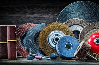 büyük vintage ahşap arka plan üzerinde aşındırıcı araçları kümesi