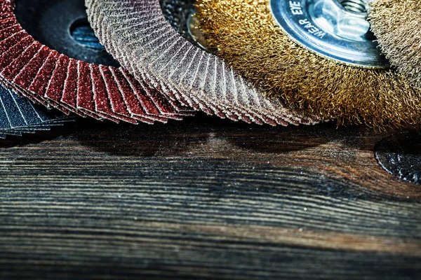 Zeer close-up weergave schurende gereedschappen schijven op vintage hout — Stockfoto