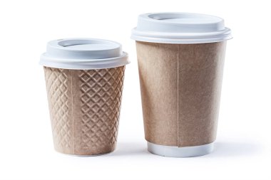 Beyaz arka plan üzerinde izole iki kahve papercups