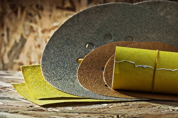 Abrasivos redondos cuadrados y laminados hojas de papel de lija en plywoo —  Fotos de Stock