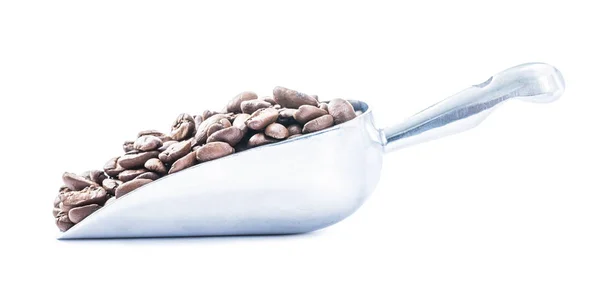 Cucharada metálica con granos de café aislados en blanco —  Fotos de Stock
