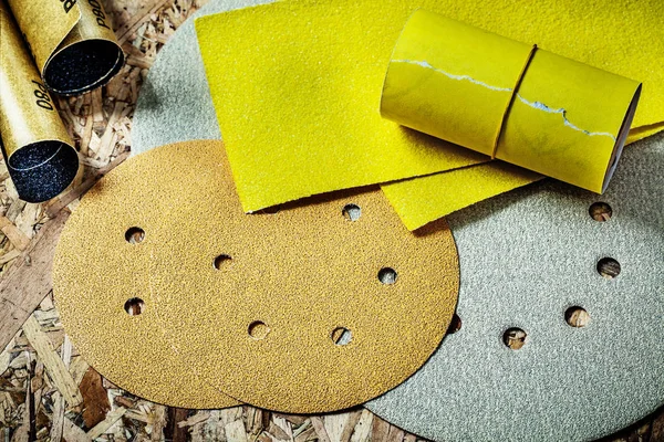 Papel abrasivo sobre fondo de madera contrachapada —  Fotos de Stock