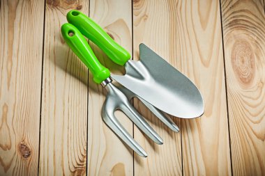 ahşap tahtalar üzerinde bahçe araçları el maça ve çatal