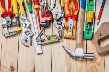 ahşap tahtalar üzerinde inşaat araçları seti