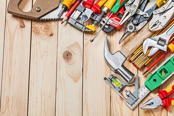 Duży sset narzędzi budowlanych na drewnianych deskach — Zdjęcie stockowe