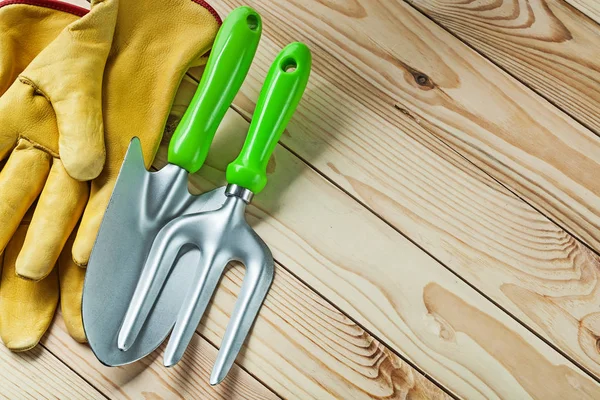 Wo üzerinde sarı eldiven ile bahçe çatal ve handspade yakın — Stok fotoğraf